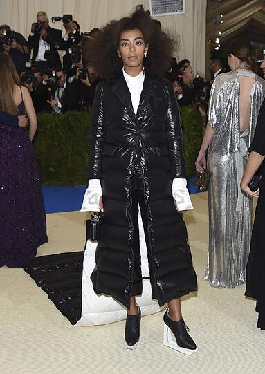 Flop: Trägt Solange hier eine Daunenjacke oder ein Kleid