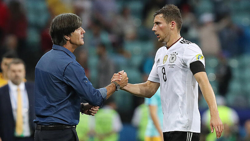 Joachim Löw (links) schwärmt von Leon Goretzka (rechts): "Er war sehr stark. Er war sehr präsent. Er hat sehr viel gearbeitet."