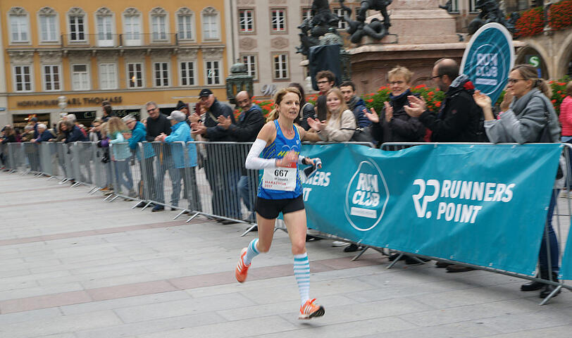 Wo sonst die Touristen zu den Schäfflern raufstarren, sind am Sonntag tausende Sportler vorbeigelaufen.