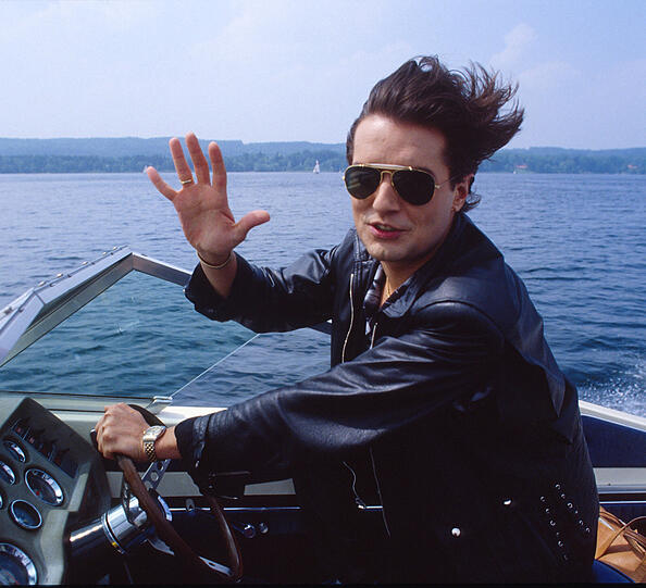 Falco mit Fahrtwind im Gesicht.