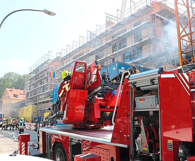 Die Feuerwehr hat zur Sicherheit schweres Gerät dabei.