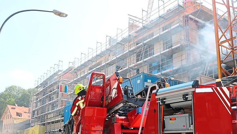 Die Feuerwehr hat zur Sicherheit schweres Gerät dabei. Die Feuerwehr hat zur Sicherheit schweres Gerät dabei.