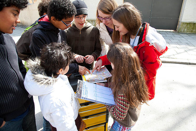 Eine Gruppe Kinder in Schwabing mit dem Kifo-Koffer.