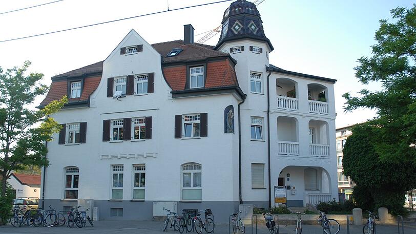 Netzervilla am Verkehrsknoten.