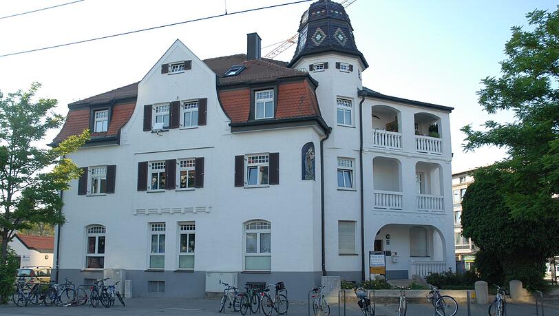 Netzervilla am Verkehrsknoten.