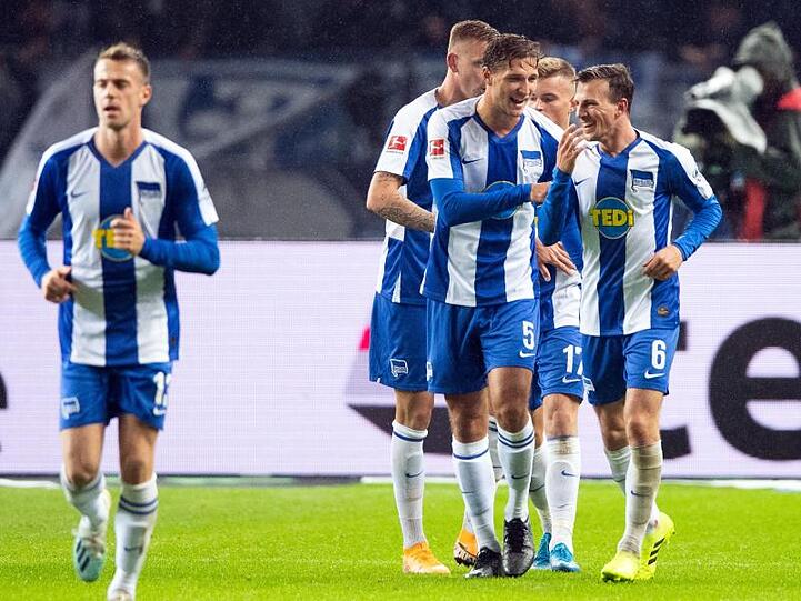 Herthas Spieler feiern das Tor zum 3:1 gegen Fortuna Düsseldorf durch Vladimir Darida (r).