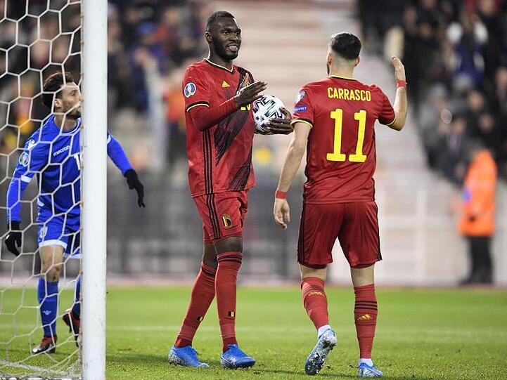 Christian Benteke (M) und Yannick Carrasco feierten mit Belgien einen klaren Sieg gegen Zypern.