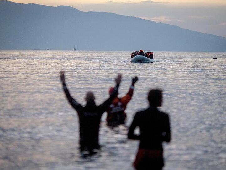 Flüchtlinge kommen in einem Schlauchboot aus der Türkei auf der griechischen Insel Lesbos an.