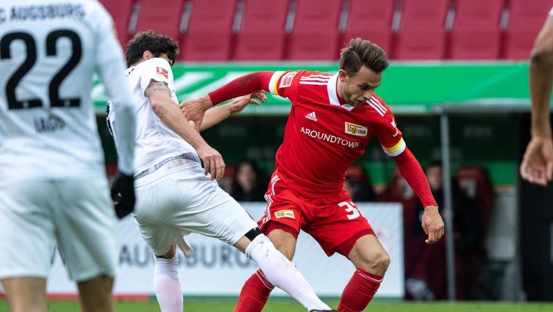 Tobias Strobl von Augsburg und Marcus Ingvartsen von Berlin (l-r.) im Zweikampf um den Ball.