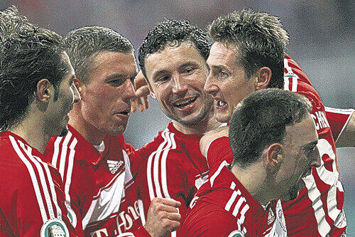 Torschütze Franck Ribéry (r., vorn) feierte den Pokaleinzug mit den Kollegen (v.l.) Jansen, Altintop, Podolski, van Bommel und Klose.Foto: dpa