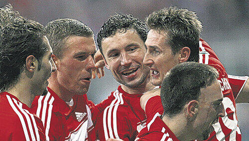 Torschütze Franck Ribéry (r., vorn) feierte den Pokaleinzug mit den Kollegen (v.l.) Jansen, Altintop, Podolski, van Bommel und Klose.Foto: dpa Torschütze Franck Ribéry (r., vorn) feierte den Pokaleinzug mit den Kollegen (v.l.) Jansen, Altintop, Podolski, van Bommel und Klose.Foto: dpa