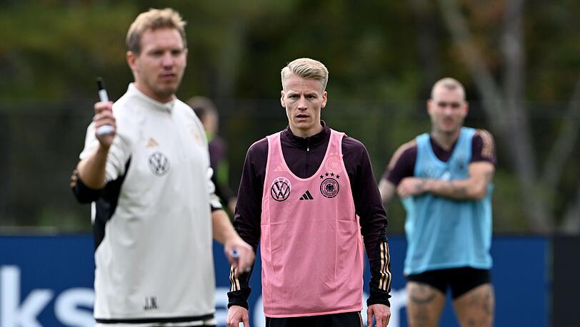 Mit dem VfB Stuttgart in der Bundesliga das Team der Stunde, von Julian Nagelsmann geschätzt: Chris Führich (M).