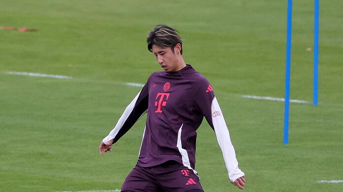Hiroki Ito ist auf dem Weg sich in den Kader des FC Bayern zu kämpfen. Für Min-jae Kim, Dayot Upamecano und Alphonso Davies bedeutet das einen verschärften Konkurrenzkampf.