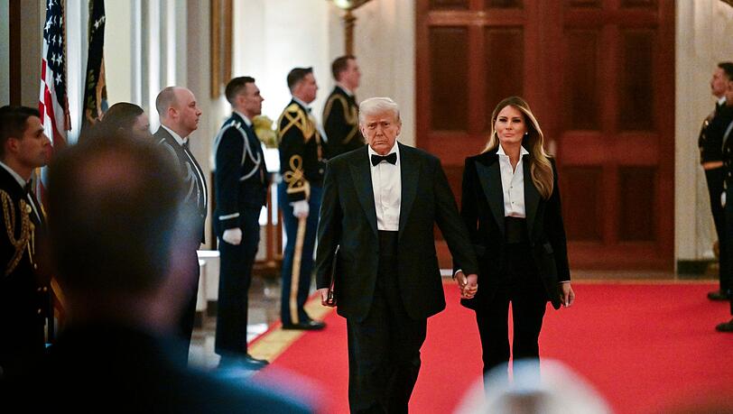 US-Präsident Trump und seine Ehefrau Melania reisen zur Bestattung des Papstes.