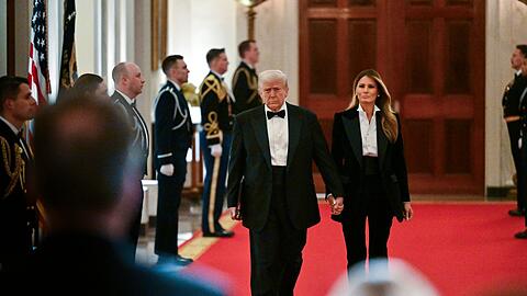 US-Präsident Trump und seine Ehefrau Melania reisen zur Bestattung des Papstes.