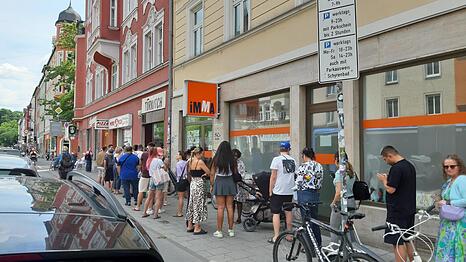 Am Freitag stehen zahlreiche Menschen Schlange vor dem Türkitch in Untergiesing.