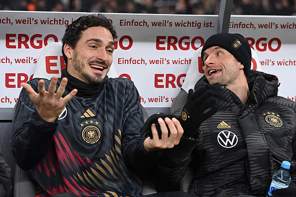 Neben Thomas M&uuml;ller (r.) wird auch Mats Hummels f&uuml;r MagentaTV als TV-Experte vor der Kamera stehen.