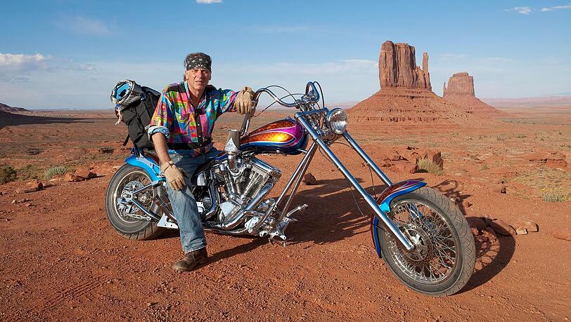 Fierek im Monument Valley vor den Felsformationen. Die Sonderlackierung auf dem PYO Original Chopper stammt aus den 1950er-Jahren. Typisch ist das fein schillernde Schuppenmuster. Fierek im Monument Valley vor den Felsformationen. Die Sonderlackierung auf dem PYO Original Chopper stammt aus den 1950er-Jahren. Typisch ist das fein schillernde Schuppenmuster.