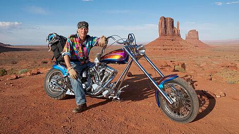 Fierek im Monument Valley vor den Felsformationen. Die Sonderlackierung auf dem PYO Original Chopper stammt aus den 1950er-Jahren. Typisch ist das fein schillernde Schuppenmuster.