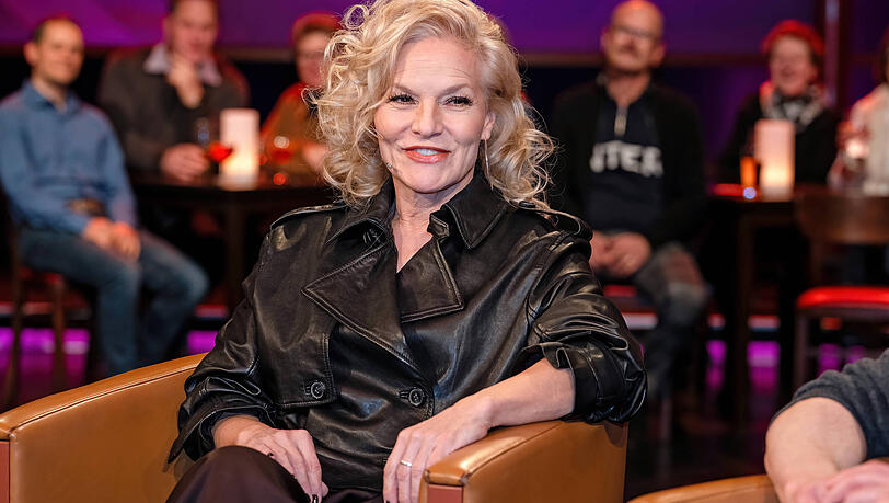 Moderatorin Ina Müller spricht in ihrer Sendung "Inas Nacht" mit Eva Karl Faltermeier über Liebe und Partnersuche. Moderatorin Ina Müller spricht in ihrer Sendung "Inas Nacht" mit Eva Karl Faltermeier über Liebe und Partnersuche.