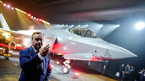 Verteidigungsminister Boris Pistorius vor der F-35