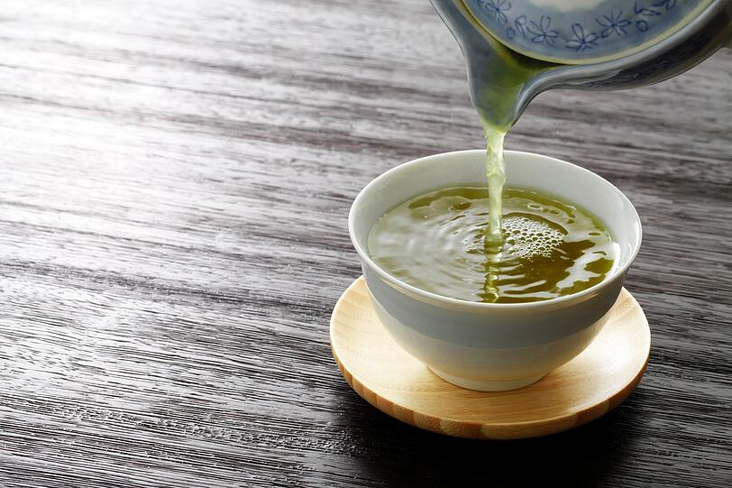 Grüner Tee enthält viele Polyphenole, die den Stoffwechsel anregen und Entzündungen hemmen. Gleichzeitig sind sie gut für die Zähne, da sie die Ansiedlung von Kariesbakterien verringern. Doch es gibt einen Nachteil: Genau wie Kaffee und Kräutertees kann auch grüner Tee Zahnverfärbungen bewirken. Grüner Tee enthält viele Polyphenole, die den Stoffwechsel anregen und Entzündungen hemmen. Gleichzeitig sind sie gut für die Zähne, da sie die Ansiedlung von Kariesbakterien verringern. Doch es gibt einen Nachteil: Genau wie Kaffee und Kräutertees kann auch grüner Tee Zahnverfärbungen bewirken.
