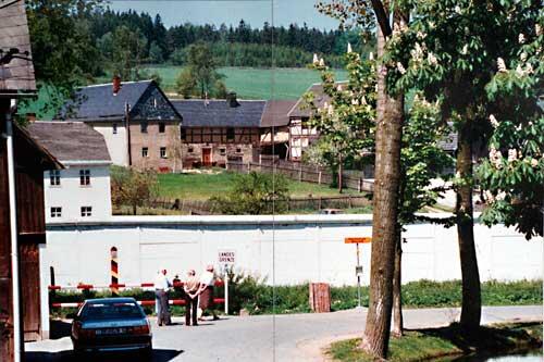 1989: So sah der kleine Ort seit 1966 aus &ndash; die weiße Mauer verlief mitten durch die Siedlung.