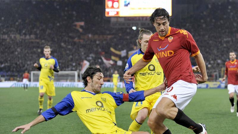 Luca Toni (r) wird von zwei Gegenspielern attackiert. Luca Toni (r) wird von zwei Gegenspielern attackiert.