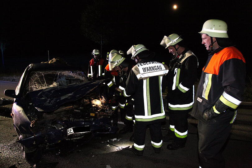 Bei Warngau ist ein Autofahrer bei einem heftigen Frontalcrash ums Leben gekommen. Der Mann wollte überholen und rauschte dabei mit einem anderen Wagen auf der Gegenfahrbahn zusammen.