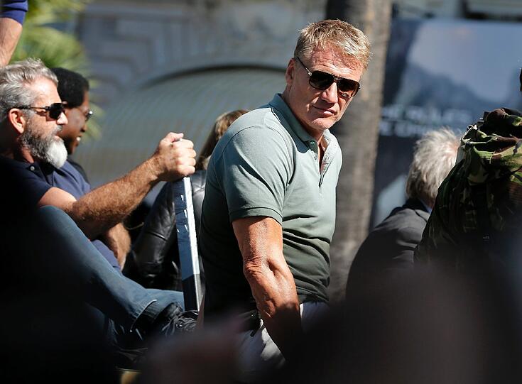 Dolph Lundgren weiß wie man Eindruck macht: der schwedische Schauspieler kommt per Panzer zum Fototermin für "The Expendables 3".