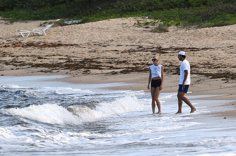 Sami Khedira macht einen kleinen Strandspaziergang mit seiner Freundin Lena.