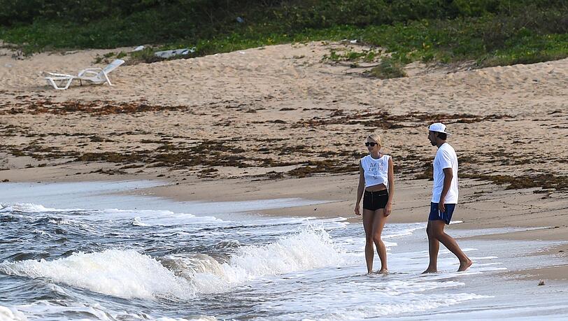 Sami Khedira macht einen kleinen Strandspaziergang mit seiner Freundin Lena. Sami Khedira macht einen kleinen Strandspaziergang mit seiner Freundin Lena.
