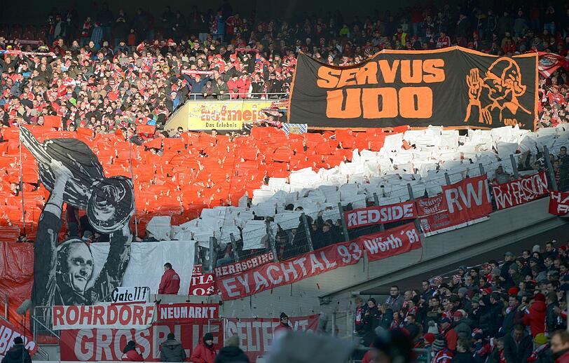 Die Fans des FC Bayern gedachten ihrem ehemaligen Trainer Udo Lattek, der am vergangenen Wochenende verstorben war.