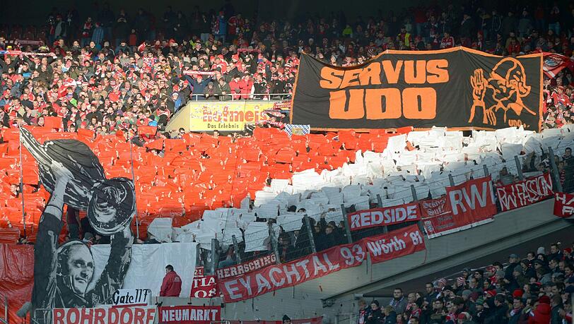 Die Fans des FC Bayern gedachten ihrem ehemaligen Trainer Udo Lattek, der am vergangenen Wochenende verstorben war.