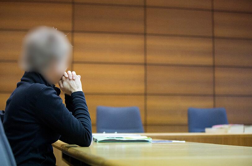 Die angeklagte Autofahrerin soll SMS gelesen und in Bochum in den Gegenverkehr geraten sein. Bei dem Unfall im März 2014 starben zwei Insassen eines entgegenkommenden Autos, ein Motorradfahrer wurde schwer verletzt.