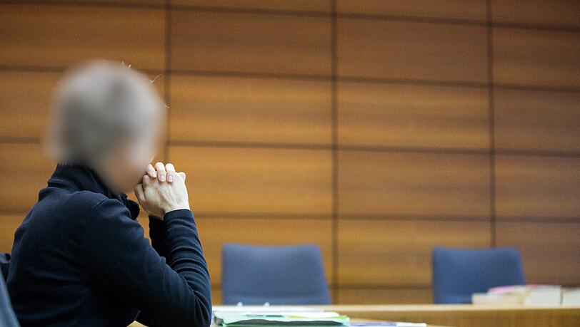 Die angeklagte Autofahrerin soll SMS gelesen und in Bochum in den Gegenverkehr geraten sein. Bei dem Unfall im März 2014 starben zwei Insassen eines entgegenkommenden Autos, ein Motorradfahrer wurde schwer verletzt. Die angeklagte Autofahrerin soll SMS gelesen und in Bochum in den Gegenverkehr geraten sein. Bei dem Unfall im März 2014 starben zwei Insassen eines entgegenkommenden Autos, ein Motorradfahrer wurde schwer verletzt.