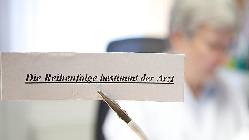 Ein Schild weist in einer Arztpraxis darauf hin, dass die Reihenfolge der Patienten vom Arzt bestimmt wird. Eine Servicestelle für Facharzt-Termine startet nun auch in Bayern. Ein Schild weist in einer Arztpraxis darauf hin, dass die Reihenfolge der Patienten vom Arzt bestimmt wird. Eine Servicestelle für Facharzt-Termine startet nun auch in Bayern.