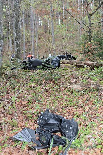 Der 25-Jährige knallte mit seiner Kawasaki Ninja gegen einen Baum und erlag wenig später seinen schweren Verletzungen - die Bilder von der Unfallstelle.