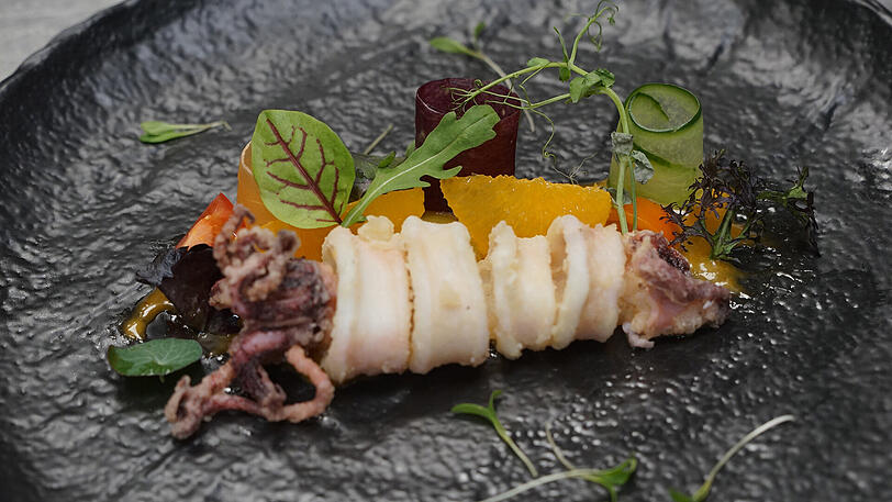 3. Gang: Calamari mit Orangen-Kimchi-Aioli.