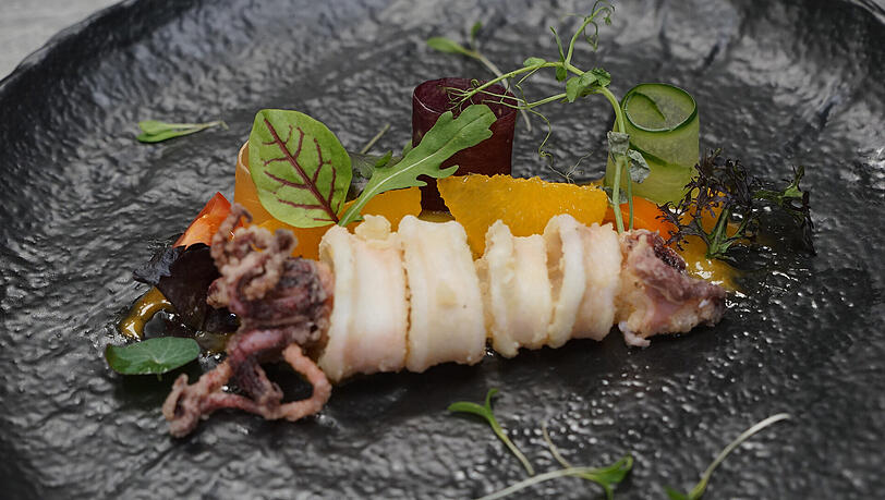 3. Gang: Calamari mit Orangen-Kimchi-Aioli. 3. Gang: Calamari mit Orangen-Kimchi-Aioli.