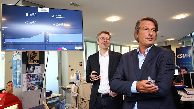 Auf dem neusten Stand der Technik: CSU-Generalsekreträr Markus Blume (l.) demonstriert AZ-Redakteur Clemens Hagen die CSU-App.