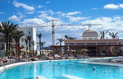 Baulärm am Pool ist in einem "aufstrebenden Urlaubsort" nicht selten, Foto: Rodrian