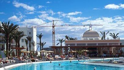 Baulärm am Pool ist in einem "aufstrebenden Urlaubsort" nicht selten, Foto: Rodrian Baulärm am Pool ist in einem "aufstrebenden Urlaubsort" nicht selten, Foto: Rodrian