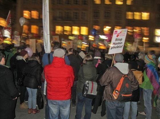 Gegen "Stussland" und Homophobie: Die Demonstration auf dem Marienplatz.