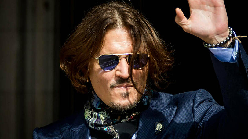 Johnny Depp vor dem Gerichtsgebäude in London