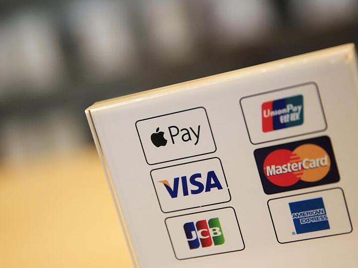 Einer von vielen: Bei Apple Pay kann man im Laden mit dem iPhone oder der Apple Watch wie mit einer Kreditkarte bezahlen.