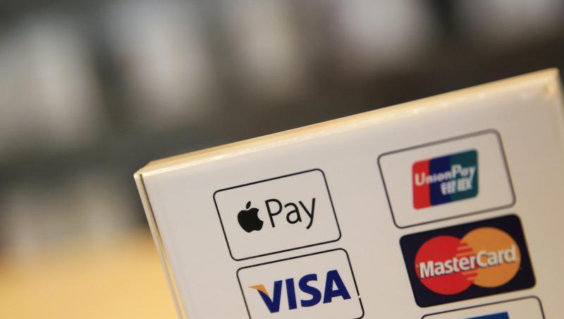 Einer von vielen: Bei Apple Pay kann man im Laden mit dem iPhone oder der Apple Watch wie mit einer Kreditkarte bezahlen. Einer von vielen: Bei Apple Pay kann man im Laden mit dem iPhone oder der Apple Watch wie mit einer Kreditkarte bezahlen.
