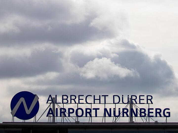 Der Schriftzug Albrecht Dürer Airport Nürnberg steht auf dem Dach des Terminals. Foto: Daniel Karmann/Archivbild