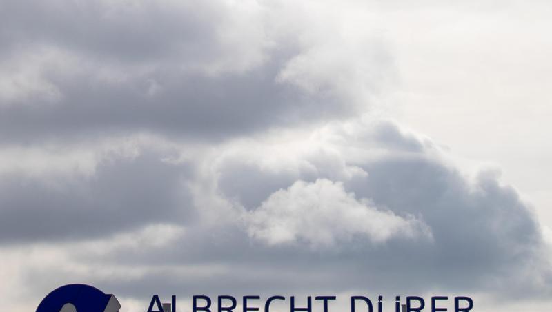 Der Schriftzug Albrecht Dürer Airport Nürnberg steht auf dem Dach des Terminals. Foto: Daniel Karmann/Archivbild Der Schriftzug Albrecht Dürer Airport Nürnberg steht auf dem Dach des Terminals. Foto: Daniel Karmann/Archivbild