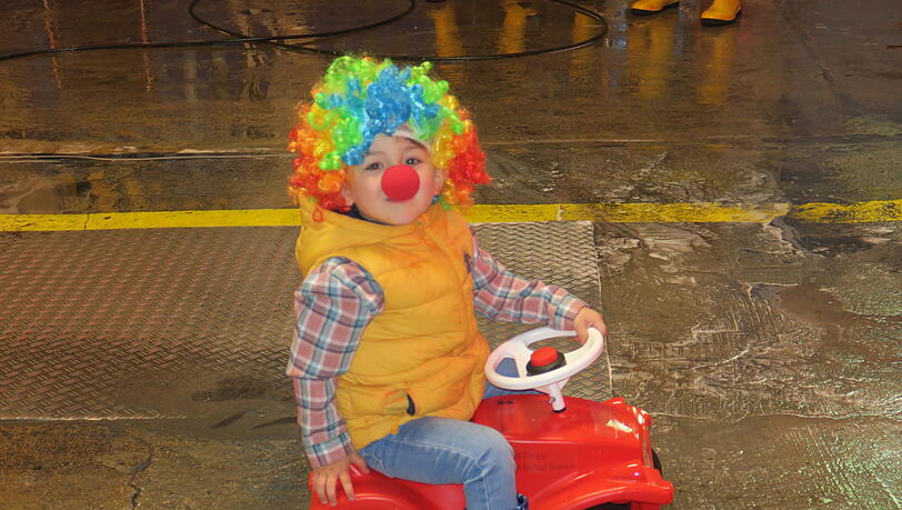 Miran (3) trägt auch daheim beim Spielen Clown-Perücke und rote Nase. Miran (3) trägt auch daheim beim Spielen Clown-Perücke und rote Nase.